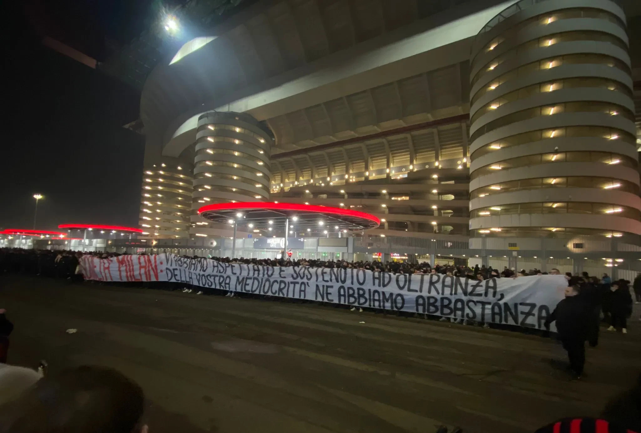 包含AC米兰重伤倒地，那不勒斯全队围拢祈祷，场面感人的词条
